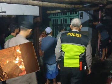 TERBAKAR: Proses pemadaman api oleh Tim Damkar di lokasi kebakaran, Kelurahan Pogar, Kec. Bangil, Kab. Pasuruan, Kamis (29/5/25) malam. Insert: Kobaran api. (foto: Moh. Rois).

