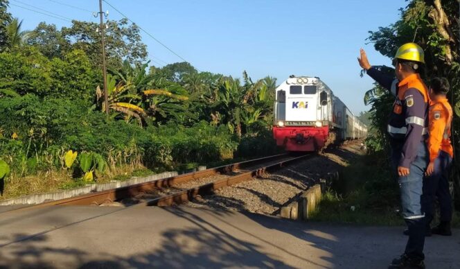 
					JAGA: Petugas KAI saat menjaga perlintasan sebidang di wilayah Daop 9 Jember selama libur panjang kenaikan Isa Almasih Tahun 2025. (foto: Humas KAI Daop 9 Jember)
