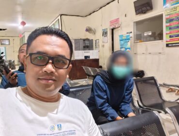 TERKUAK: Pj. Kades Penambangan, Kec. Pajarakan, Kab. Probolinggo, Yudi Catur Eka Prasetya, saat mendampingi ibu sekaligus terduga pembuangan bayi di Puskesmas Suko. (foto: istimewa).
