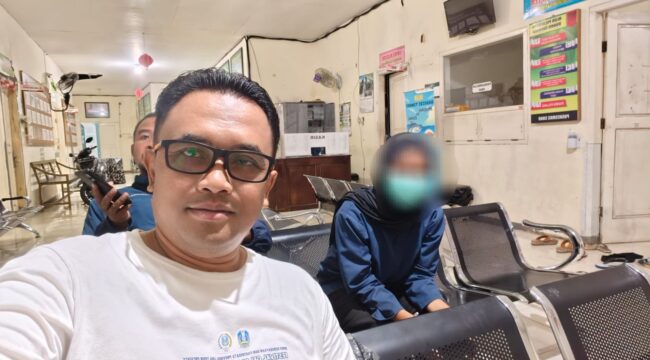 TERKUAK: Pj. Kades Penambangan, Kec. Pajarakan, Kab. Probolinggo, Yudi Catur Eka Prasetya, saat mendampingi ibu sekaligus terduga pembuangan bayi di Puskesmas Suko. (foto: istimewa).