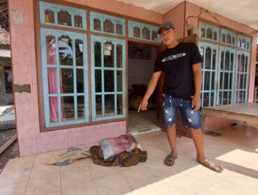 DIRAMPOK: Sepupu korban, Yanto, menunjukkan lokasi korban saat dibacok pelaku tepatnya di Kelurahan Sumber Wetan, Kec. Kedopok, Kota Probolinggo. (foto: Hafiz Rozani).
