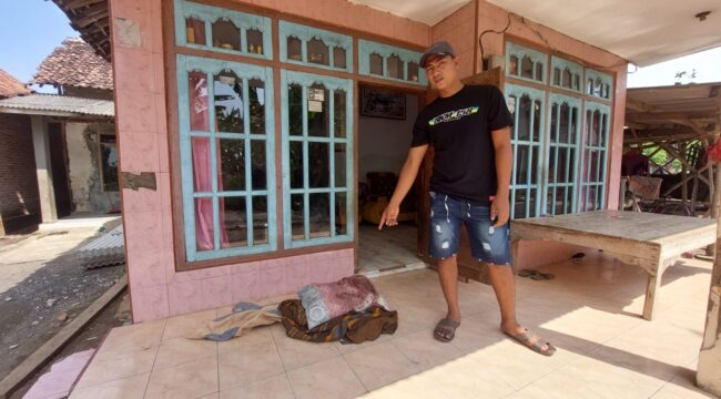 DIRAMPOK: Sepupu korban, Yanto, menunjukkan lokasi korban saat dibacok pelaku tepatnya di Kelurahan Sumber Wetan, Kec. Kedopok, Kota Probolinggo. (foto: Hafiz Rozani).

