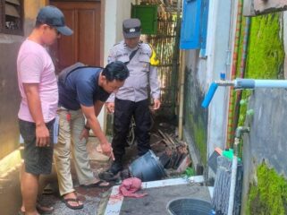 OLAH TKP: Aparat kepolisian saat mendatangi tempat kejadian perkara (TKP) pembacokan di Desa Pondok Dalem, Kec. Semboro, Kab. Jember (Dok. Polsek Semboro).
