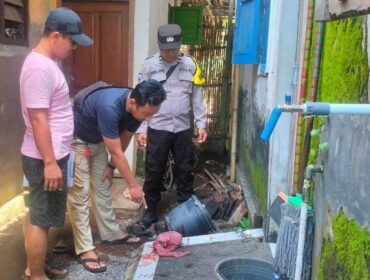 OLAH TKP: Aparat kepolisian saat mendatangi tempat kejadian perkara (TKP) pembacokan di Desa Pondok Dalem, Kec. Semboro, Kab. Jember (Dok. Polsek Semboro).