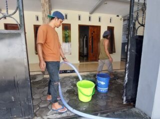 MULAI NORMAL: Suplai air bersih ke rumah pelanggan di Jalan Serayu, Kelurahan Sukabumi, Kec. Mayangan, Kota Probolinggo. (foto: Hafiz Rozani).