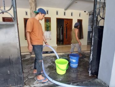 MULAI NORMAL: Suplai air bersih ke rumah pelanggan di Jalan Serayu, Kelurahan Sukabumi, Kec. Mayangan, Kota Probolinggo. (foto: Hafiz Rozani).