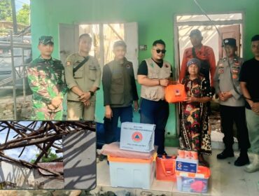 Tim gabungan BPBD Kabupaten Pasuruan, TNI, Polri menyerahkan bantuan logistik kepada Saenap (70), warga Dusun Bendungan, Desa Sruwi, Kecamatan Winongan, yang rumahnya roboh akibat cuaca ekstrem, Sabtu (17/5/2025). INSERT: Kondisi rumah yang roboh. (Foto: Moh Rois).