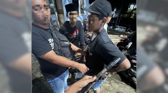 Remaja berinisial AF diamankan Tim Resmob Suropati bersama barang bukti celurit.
