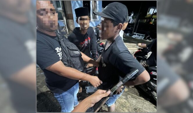 
					Remaja berinisial AF diamankan Tim Resmob Suropati bersama barang bukti celurit.
