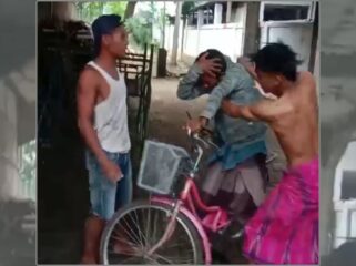 Tangkap layar video terduga pelaku diamankan warga.
