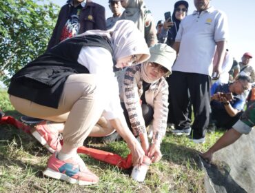 Bupati Lumajang, Indah Amperawati menghadiri kegiatan gropyokan tikus. (Foto: Asmadi).