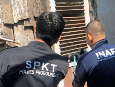 OLAH TKP: Tim Inafis Polres Probolinggo sedang melakukan olah TKP di lokasi perampokan, di Desa Bago, Kecamatan Besuk. (foto: Ali Ya'lu).