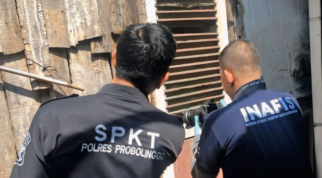 OLAH TKP: Tim Inafis Polres Probolinggo sedang melakukan olah TKP di lokasi perampokan, di Desa Bago, Kecamatan Besuk. (foto: Ali Ya'lu).