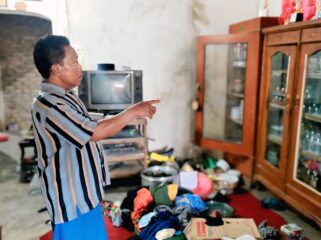 KORBAN: Nurul Fatah, Desa Bago, Kec. Besuk, Kab. Probolinggo, menunjukkan lokasi rumahnya usai diacak-acak perampok. (foto: Ali Ya'lu).