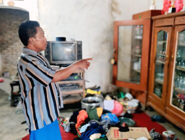 KORBAN: Nurul Fatah, Desa Bago, Kec. Besuk, Kab. Probolinggo, menunjukkan lokasi rumahnya usai diacak-acak perampok. (foto: Ali Ya'lu).