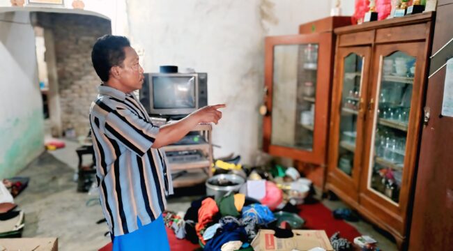 KORBAN: Nurul Fatah, Desa Bago, Kec. Besuk, Kab. Probolinggo, menunjukkan lokasi rumahnya usai diacak-acak perampok. (foto: Ali Ya'lu).