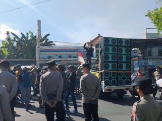 DEMO: Ratusan warga dari tiga desa saat melurug kantor DPRD Lumajang, Senin (2/6/25), untuk protes dugaan alih fungsi lahan. (foto: Asmadi).