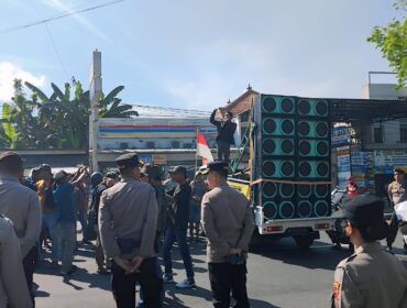 DEMO: Ratusan warga dari tiga desa saat melurug kantor DPRD Lumajang, Senin (2/6/25), untuk protes dugaan alih fungsi lahan. (foto: Asmadi).