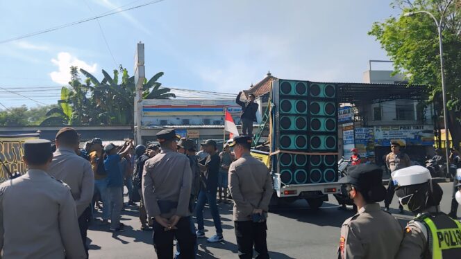
					DEMO: Ratusan warga dari tiga desa saat melurug kantor DPRD Lumajang, Senin (2/6/25), untuk protes dugaan alih fungsi lahan. (foto: Asmadi).
