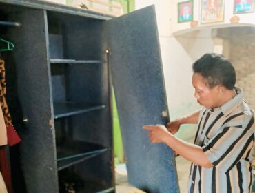 TRAUMA: Korban, Nurul Fatah, menunjukkan lemari di rumahnya pasca diobok-obok kawasan perampok. (foto: Ali Ya'lu)

