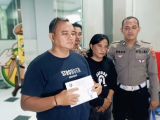 Kanit Laka Satlantas Polres Lumajang, Ipda Dendy Cucu mengumumkan hasil tes urine terhadap sopir dump truck, Hendra Priyono Ardiana (Foto: Asmadi).
