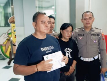 Kanit Laka Satlantas Polres Lumajang, Ipda Dendy Cucu mengumumkan hasil tes urine terhadap sopir dump truck, Hendra Priyono Ardiana (Foto: Asmadi).
