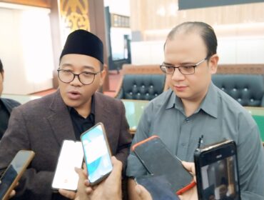 Direktur PT Kalijeruk, Mayo Walla (kanan) saat memberikan penjelasan terkait pengelolaan Hak Guna Usaha (HGU). (Foto: Asmadi).