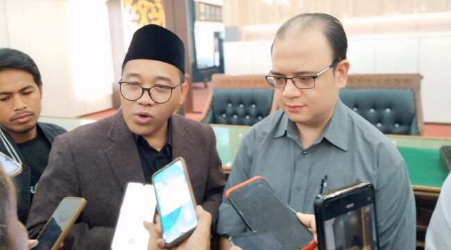 Direktur PT Kalijeruk, Mayo Walla (kanan) saat memberikan penjelasan terkait pengelolaan Hak Guna Usaha (HGU). (Foto: Asmadi).