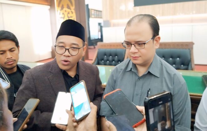 
					Direktur PT Kalijeruk, Mayo Walla (kanan) saat memberikan penjelasan terkait pengelolaan Hak Guna Usaha (HGU). (Foto: Asmadi).
