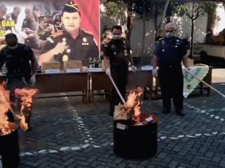 Kejari Kabupaten Pasuruan memusnahkan sabu dan ribuan pil koplo.
