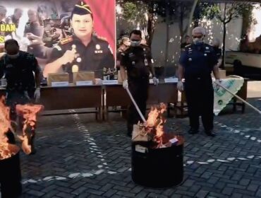 Kejari Kabupaten Pasuruan memusnahkan sabu dan ribuan pil koplo.
