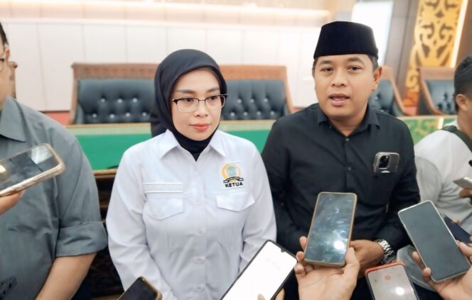 
					Wakil Ketua DPRD Lumajang, Sudi, pertanyakan soal kebijakan PT Kalijeruk yang dinilai belum sepenuhnya mengakomodasi kepentingan masyarakat Dusun Kalibanter (Foto: Asmadi).