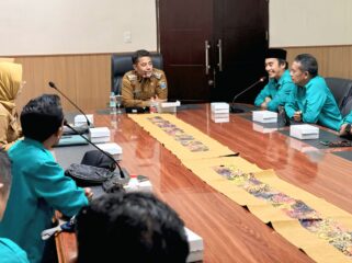 DISKUSI: Bupati Probolinggo, Gus Haris, mengajak pengurus PWI Probolinggo Raya ikut terlibat dalam pembangunan daerah melalui program kolaboratif. (foto: Ach. Refky Adnan).