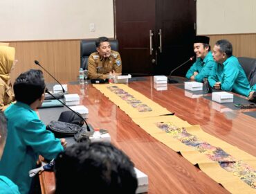 DISKUSI: Bupati Probolinggo, Gus Haris, mengajak pengurus PWI Probolinggo Raya ikut terlibat dalam pembangunan daerah melalui program kolaboratif. (foto: Ach. Refky Adnan).