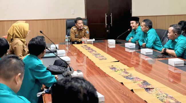 DISKUSI: Bupati Probolinggo, Gus Haris, mengajak pengurus PWI Probolinggo Raya ikut terlibat dalam pembangunan daerah melalui program kolaboratif. (foto: Ach. Refky Adnan).