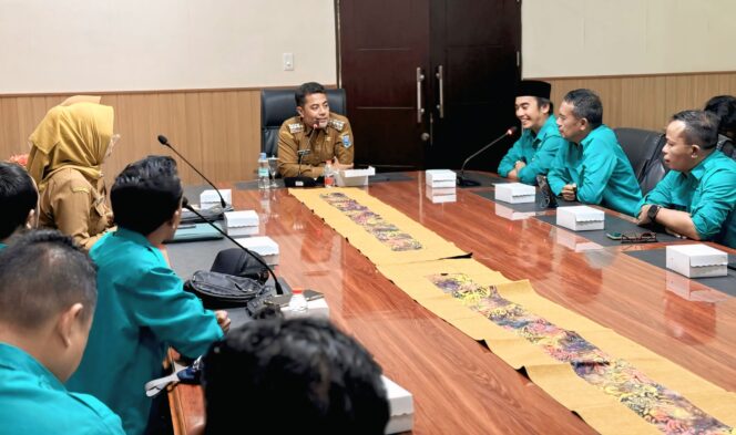 
					DISKUSI: Bupati Probolinggo, Gus Haris, mengajak pengurus PWI Probolinggo Raya ikut terlibat dalam pembangunan daerah melalui program kolaboratif. (foto: Ach. Refky Adnan).