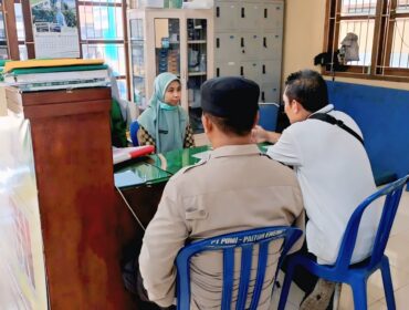SELIDIKI: Aparat kepolisian saat mendatangi Puskesmas Jabungsisir, Kabupaten Probolinggo untuk melakukan penyelidikan. (foto: Ali Ya'lu).