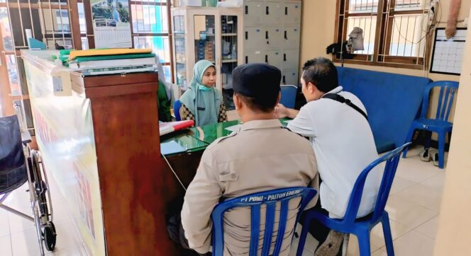 
					SELIDIKI: Aparat kepolisian saat mendatangi Puskesmas Jabungsisir, Kabupaten Probolinggo untuk melakukan penyelidikan. (foto: Ali Ya'lu).