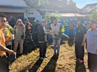Bupati Lumajang Indah Amperawati memberikan memberikan bantuan 1.000 BSEK (Foto: Asmadi).