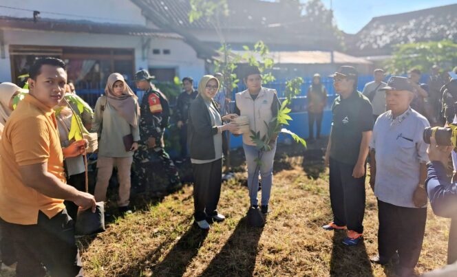 
					Bupati Lumajang Indah Amperawati memberikan memberikan bantuan 1.000 BSEK (Foto: Asmadi).