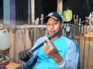 BAWA BERKAH: Perajin pisau di Kota Probolinggp, Roni Sudarmanto, sedang mengasah pesanan pisau dari warga. (foto: Hafiz Rozani).