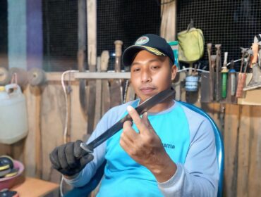 BAWA BERKAH: Perajin pisau di Kota Probolinggp, Roni Sudarmanto, sedang mengasah pesanan pisau dari warga. (foto: Hafiz Rozani).