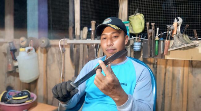 BAWA BERKAH: Perajin pisau di Kota Probolinggp, Roni Sudarmanto, sedang mengasah pesanan pisau dari warga. (foto: Hafiz Rozani).