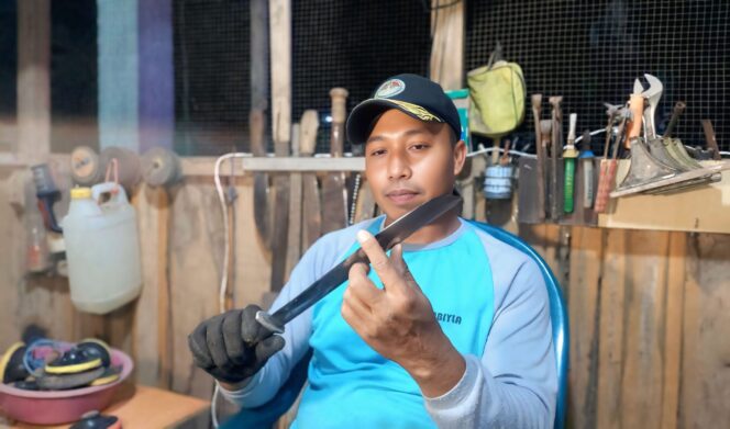 
					BAWA BERKAH: Perajin pisau di Kota Probolinggp, Roni Sudarmanto, sedang mengasah pesanan pisau dari warga. (foto: Hafiz Rozani).