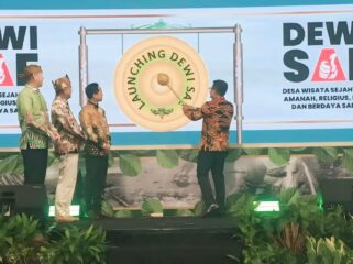 INOVATIF: Bupati Probolinggo, Gus Haris (pukul gong) saat melaunching program 'DEWI SAE' di kantor bupati setempat. (foto: Moch Rochim).