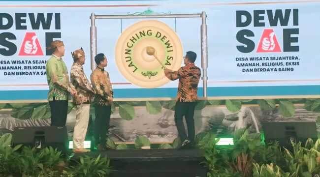 INOVATIF: Bupati Probolinggo, Gus Haris (pukul gong) saat melaunching program 'DEWI SAE' di kantor bupati setempat. (foto: Moch Rochim).