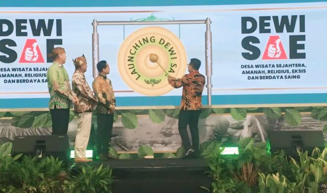 
					INOVATIF: Bupati Probolinggo, Gus Haris (pukul gong) saat melaunching program 'DEWI SAE' di kantor bupati setempat. (foto: Moch Rochim).