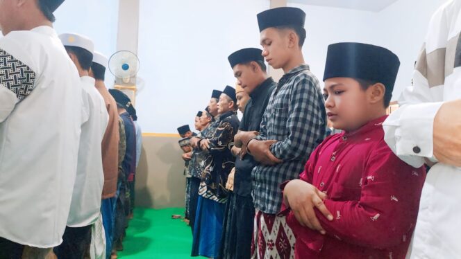 
					Jamaah Aboge melakukan shalat Idul Adha di Masjid Al-Barokah, Leces. 
