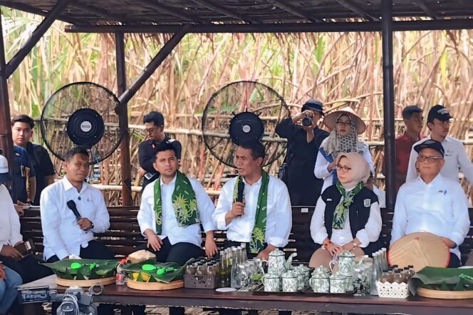 
					Menteri Pertanian, Amran Sulaiman saat berdialog dengan petani di Lumajang.  (Foto: Asmadi).
