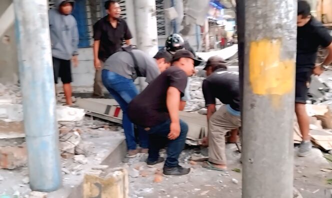 
					Pembongkaran ruko dan rumah (Foto: Asmadi).